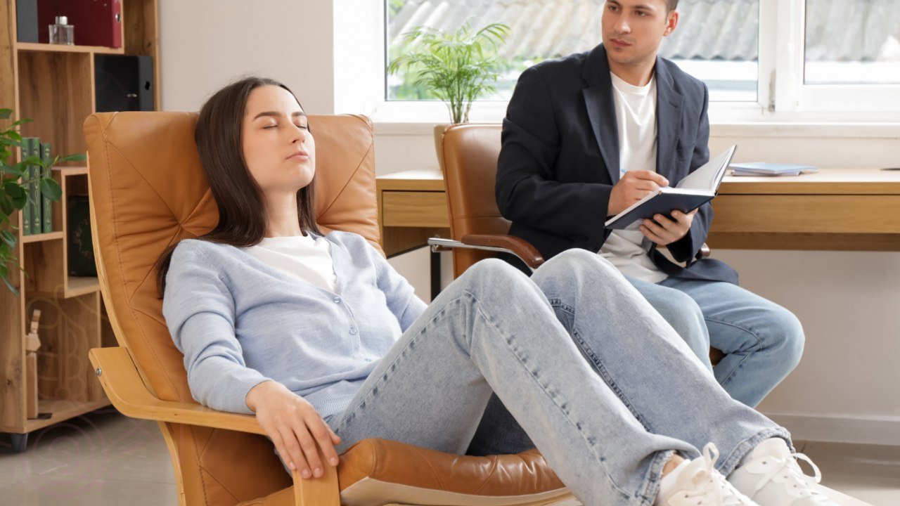 Terapeuta tomando apuntes - Hipnoterapia r Regresión - Voces Holísticas